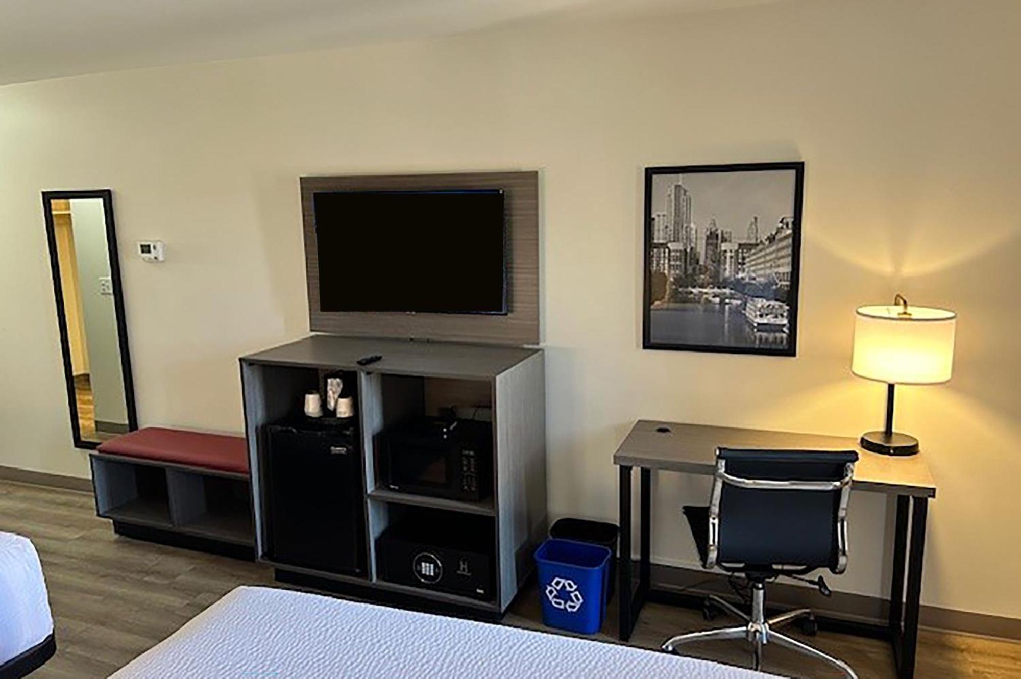 Ramada By Wyndham Milwaukee Hotel ภายนอก รูปภาพ