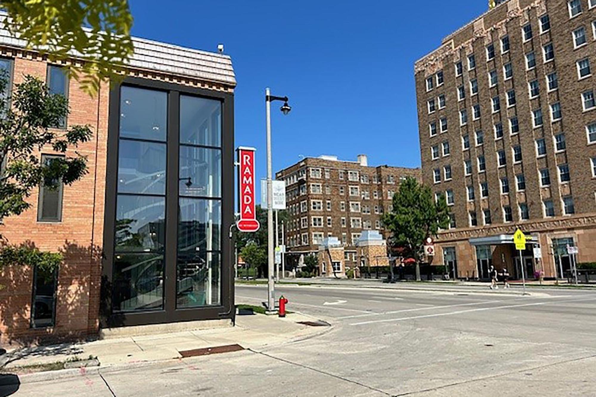 Ramada By Wyndham Milwaukee Hotel ภายนอก รูปภาพ