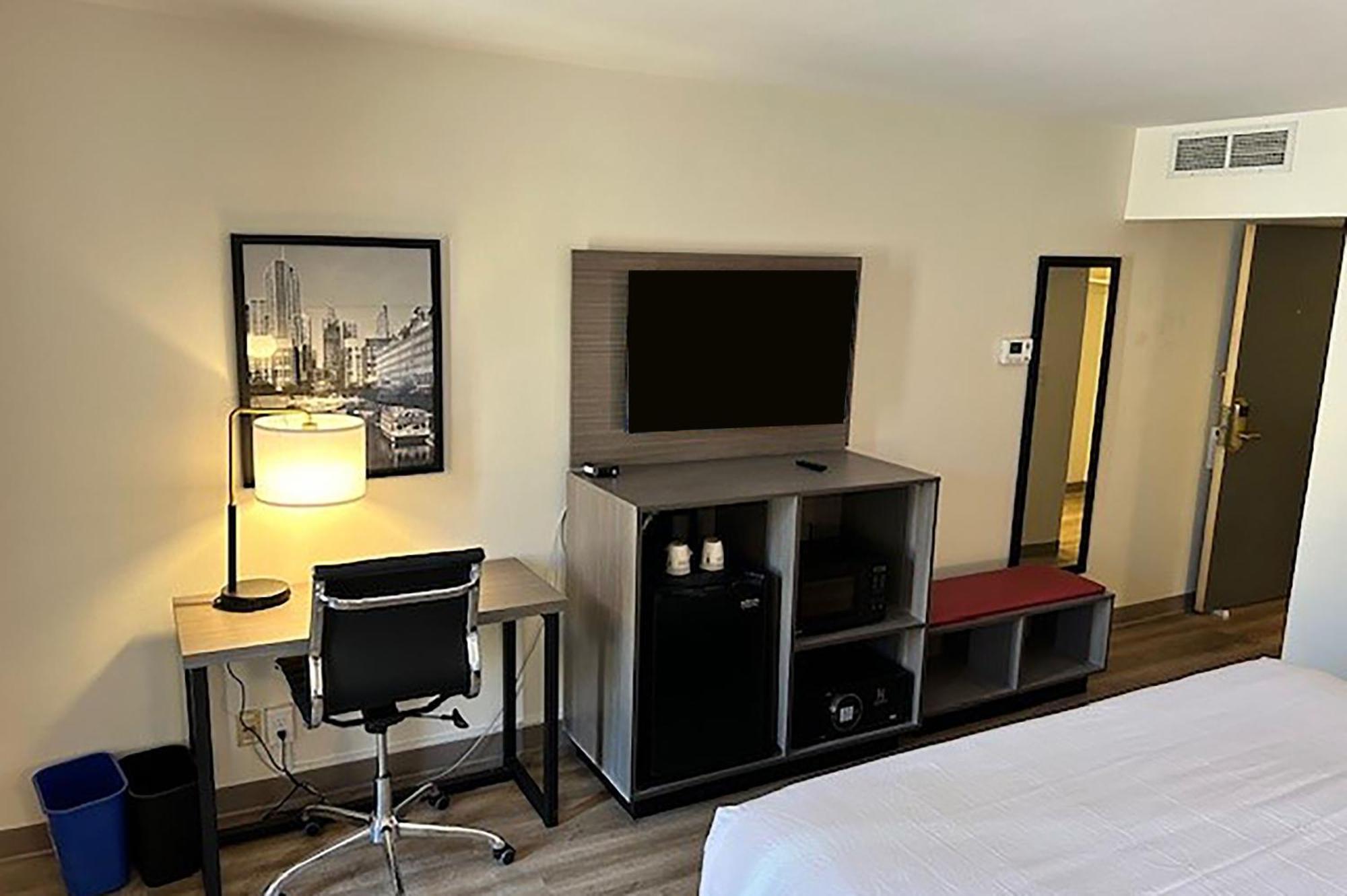 Ramada By Wyndham Milwaukee Hotel ภายนอก รูปภาพ
