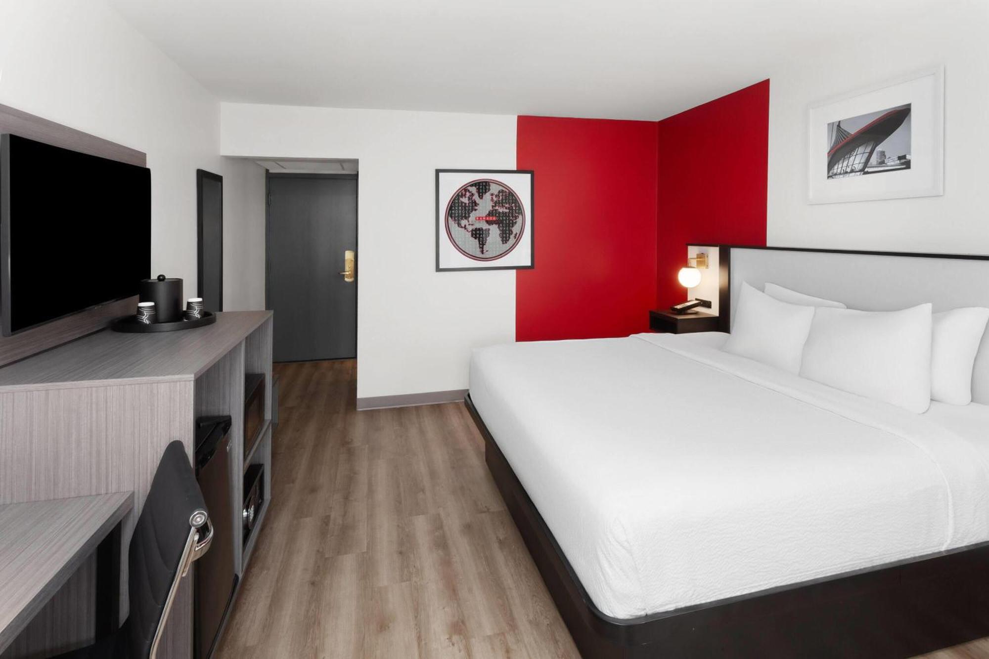 Ramada By Wyndham Milwaukee Hotel ภายนอก รูปภาพ