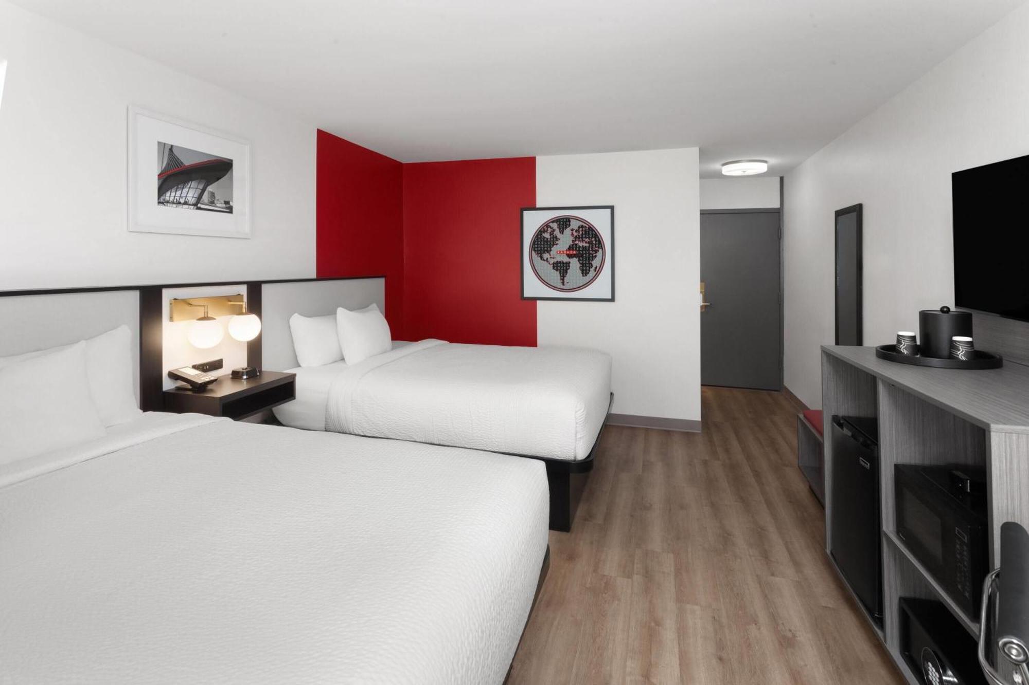 Ramada By Wyndham Milwaukee Hotel ภายนอก รูปภาพ
