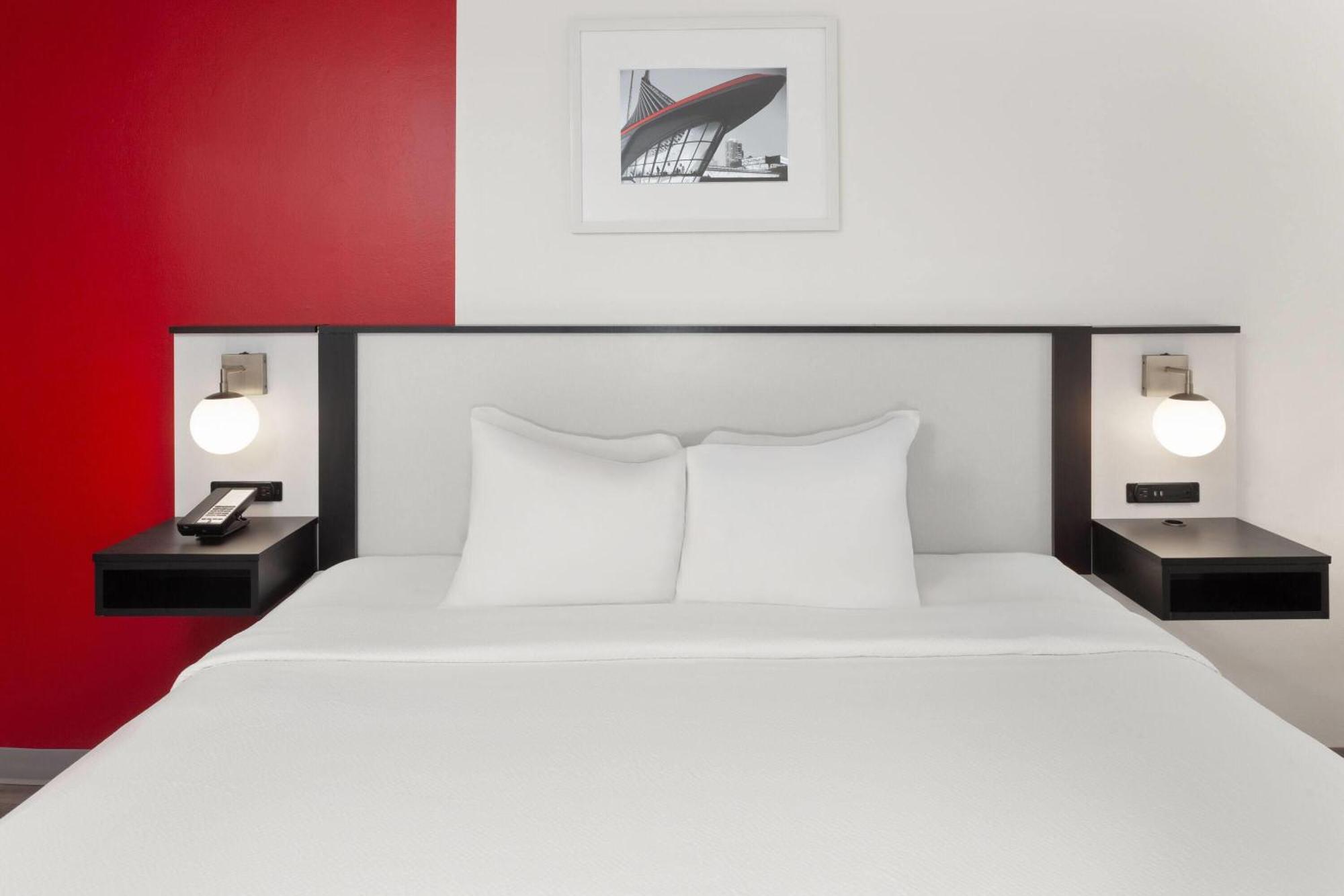 Ramada By Wyndham Milwaukee Hotel ภายนอก รูปภาพ