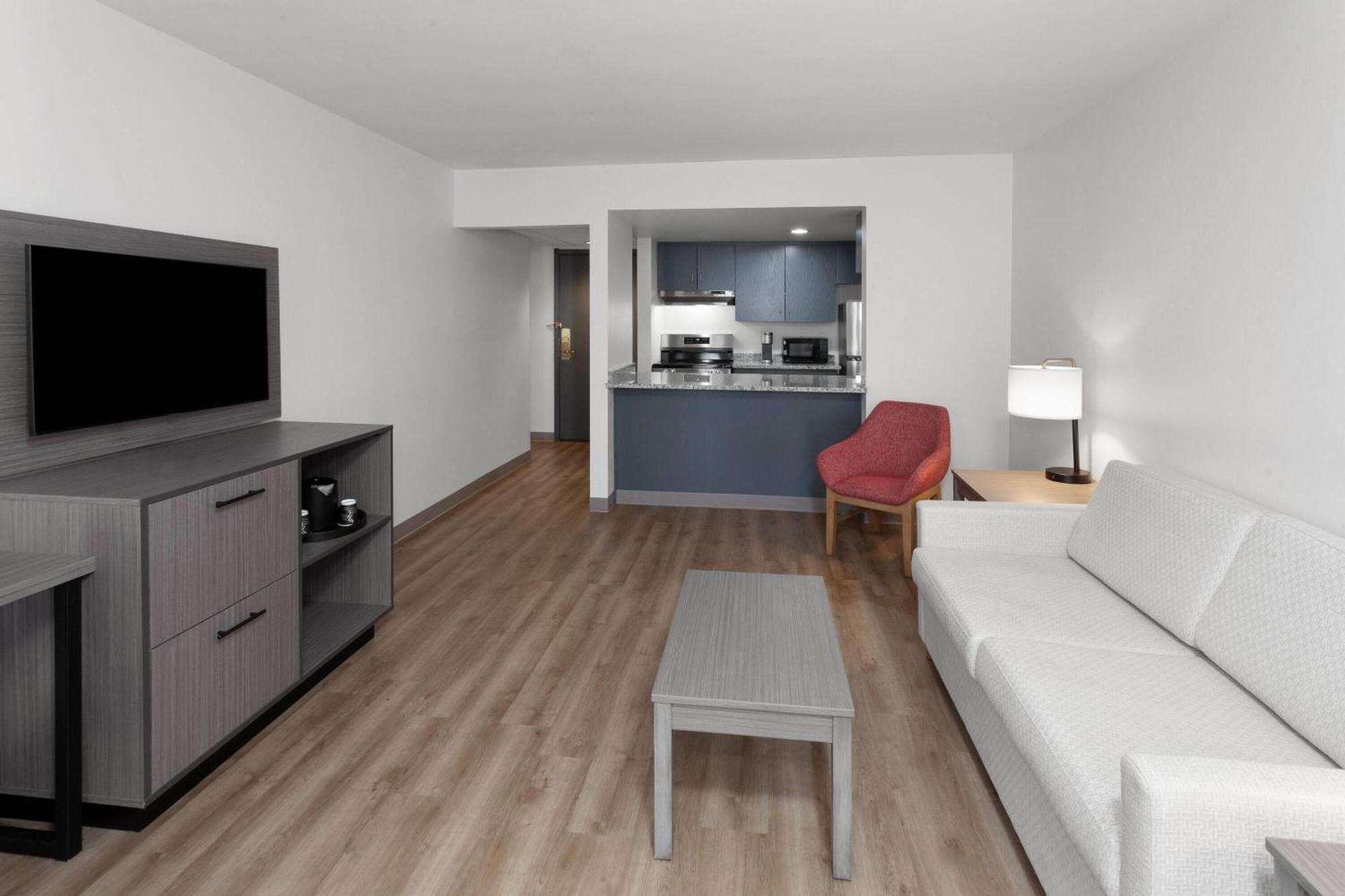 Ramada By Wyndham Milwaukee Hotel ภายนอก รูปภาพ