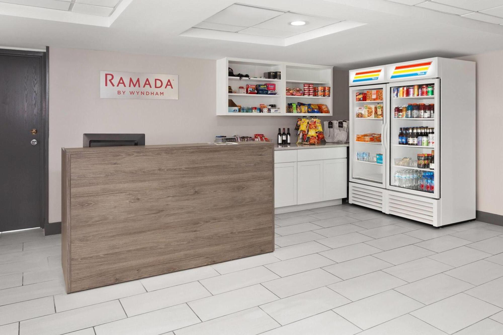 Ramada By Wyndham Milwaukee Hotel ภายนอก รูปภาพ