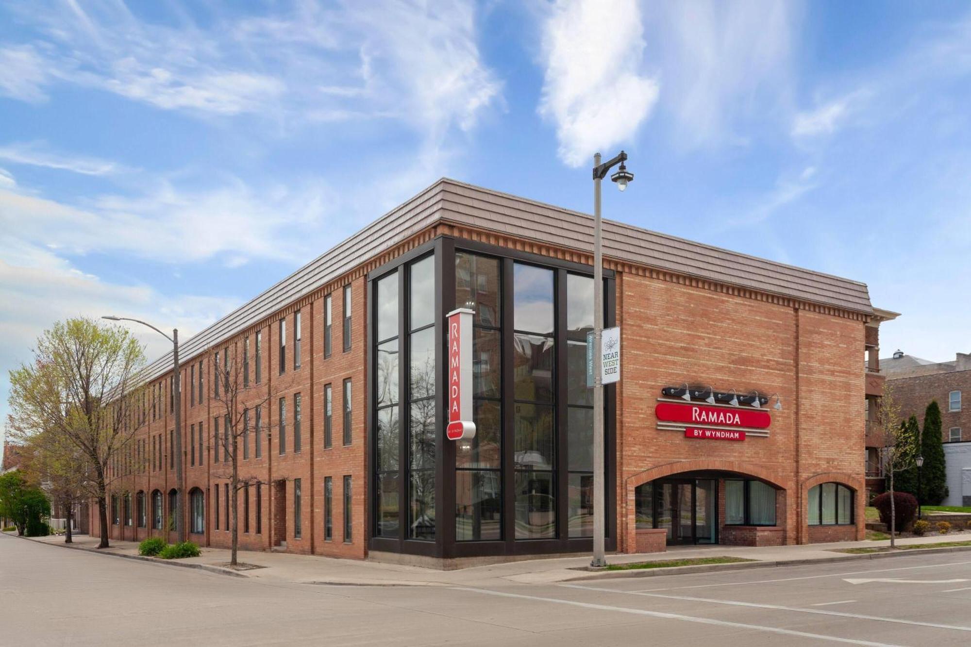Ramada By Wyndham Milwaukee Hotel ภายนอก รูปภาพ