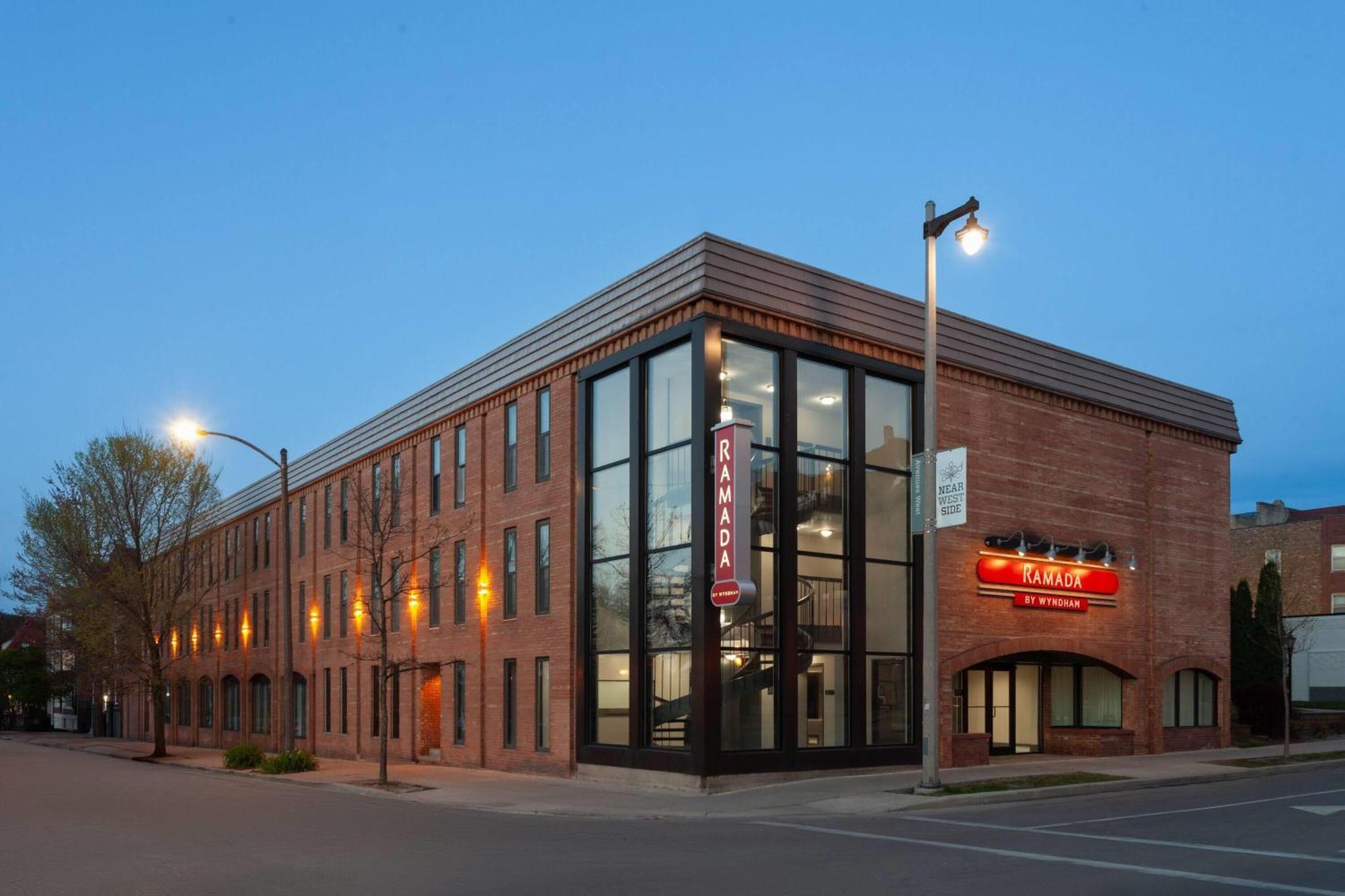 Ramada By Wyndham Milwaukee Hotel ภายนอก รูปภาพ