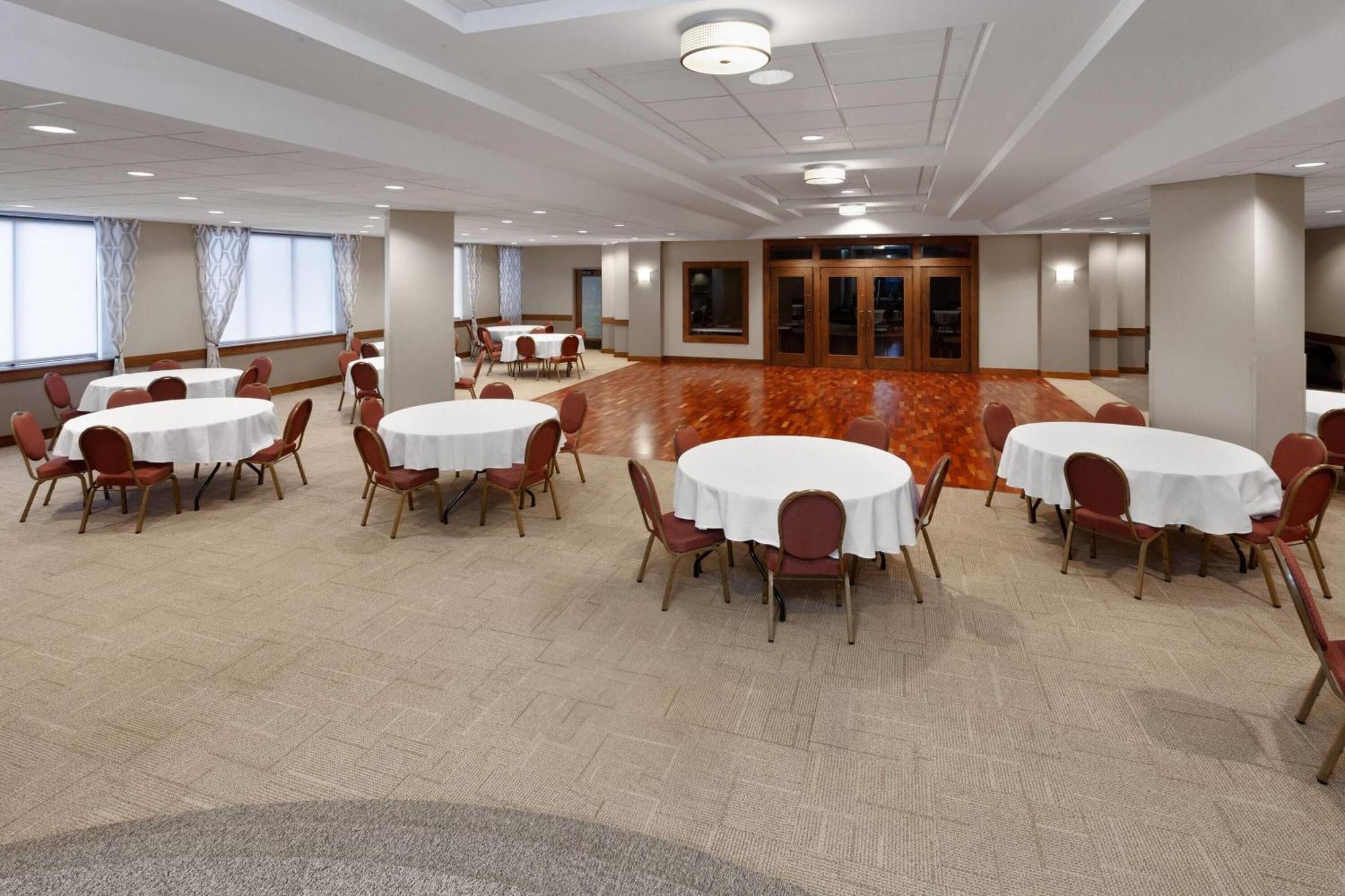 Ramada By Wyndham Milwaukee Hotel ภายนอก รูปภาพ