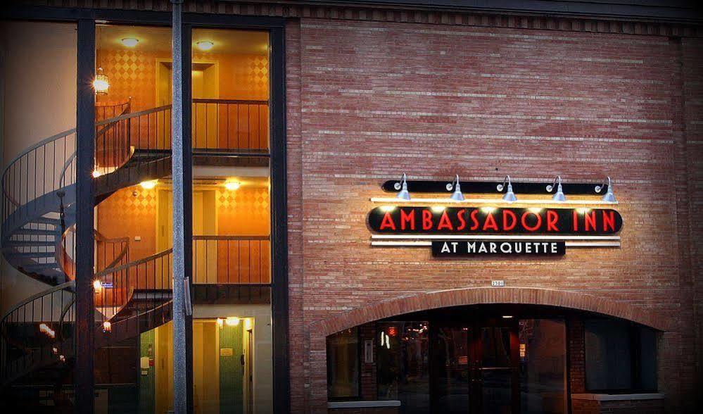 Ramada By Wyndham Milwaukee Hotel ภายนอก รูปภาพ